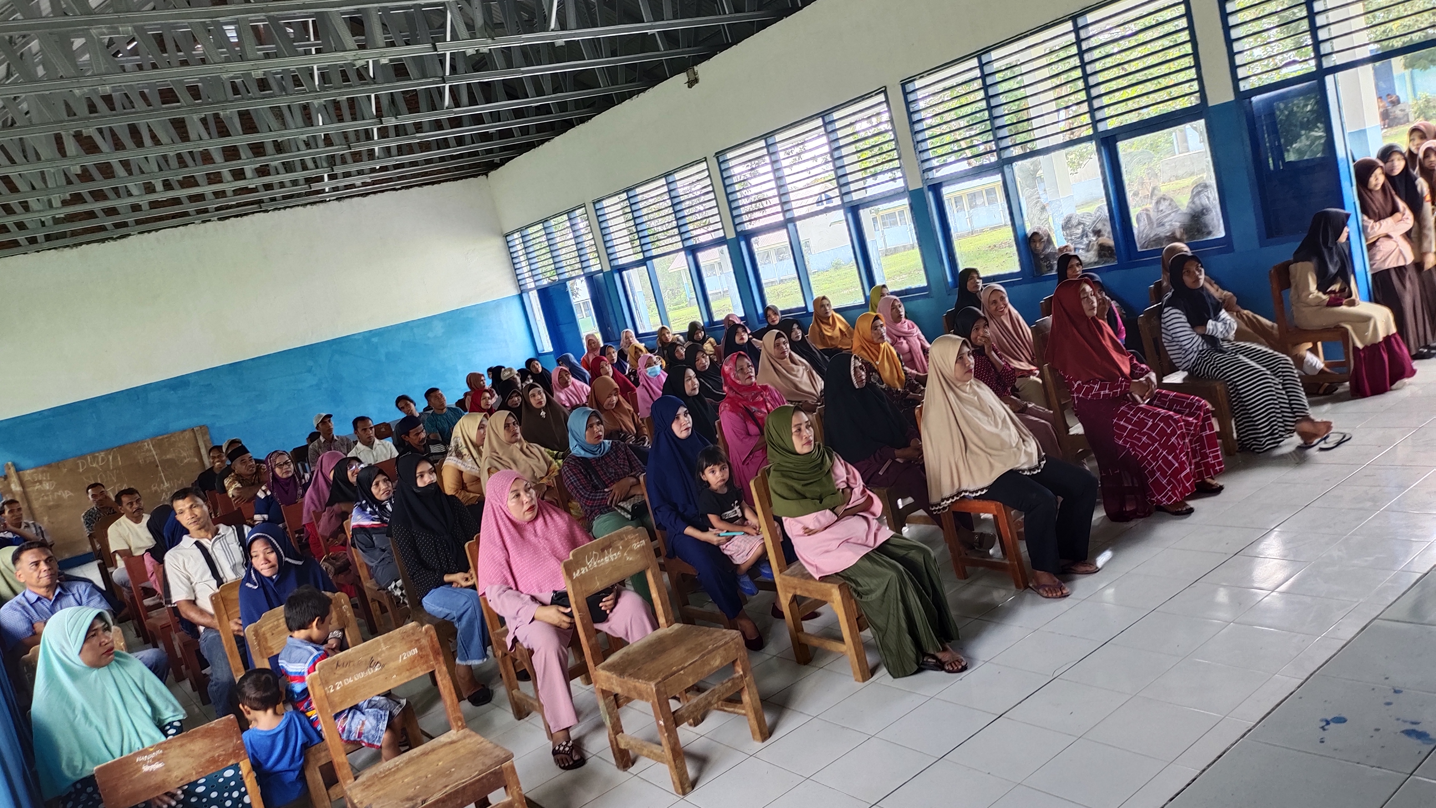 Kegiatan Penyerahan Buku Laporan Hasil Belajar Siswa T.P. 2021/2022