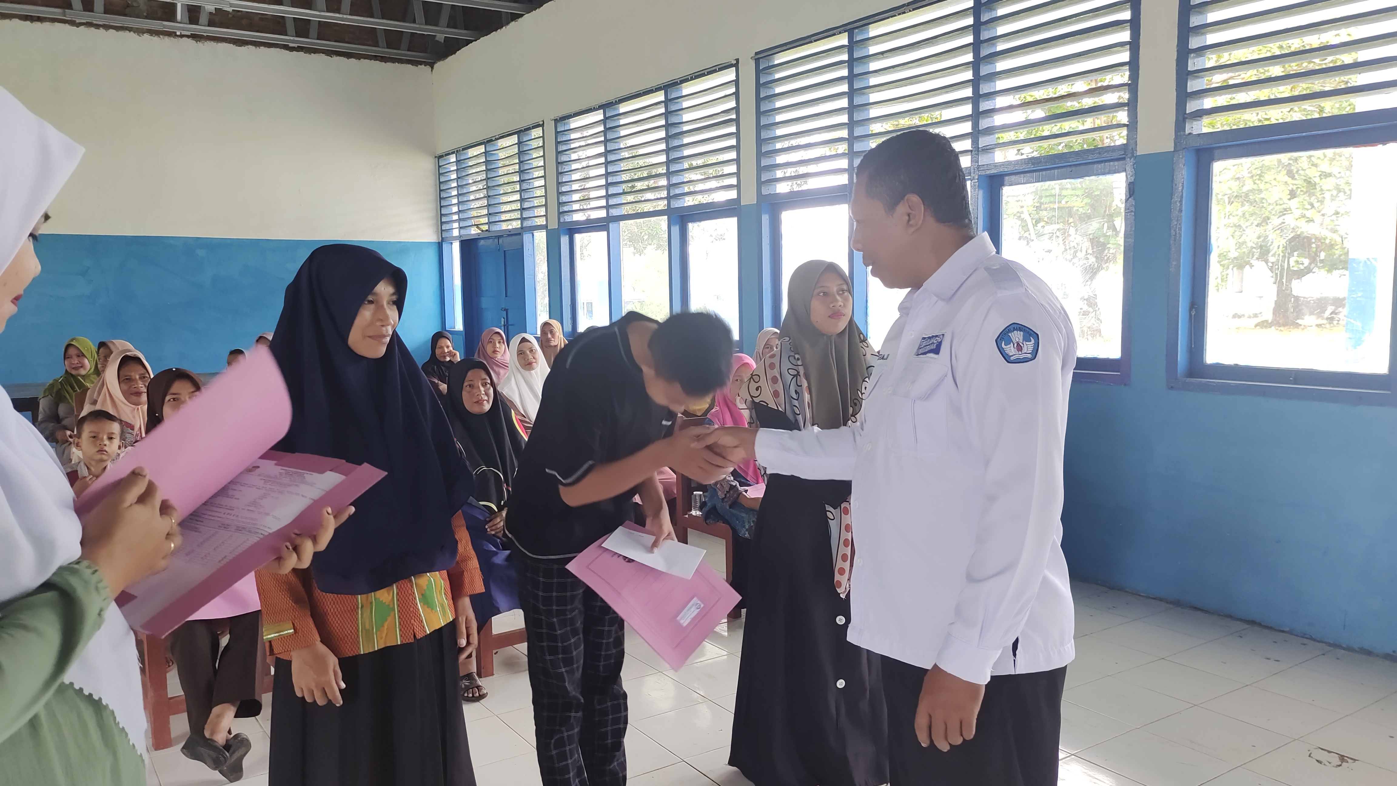 Kegiatan Penyerahan Buku Laporan Hasil Belajar Siswa T.P. 2021/2022