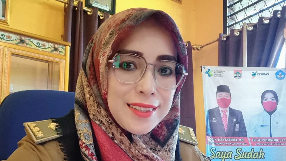 EMI ARI OKTARIYANI, S.Pd. M.Pd. (KEPALA SEKOLAH)
