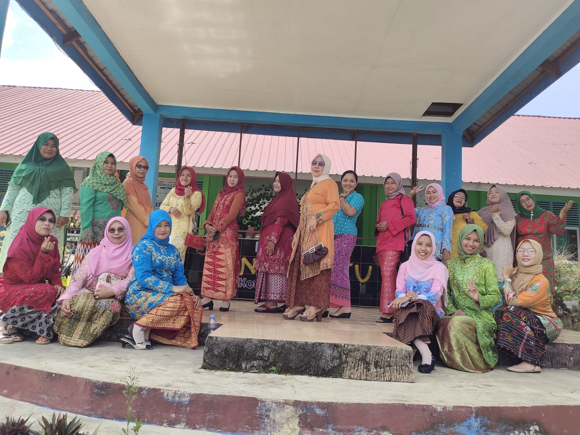 ibu-ibu Guru SMP Negeri 7 Lubuklinggau Berkebaya