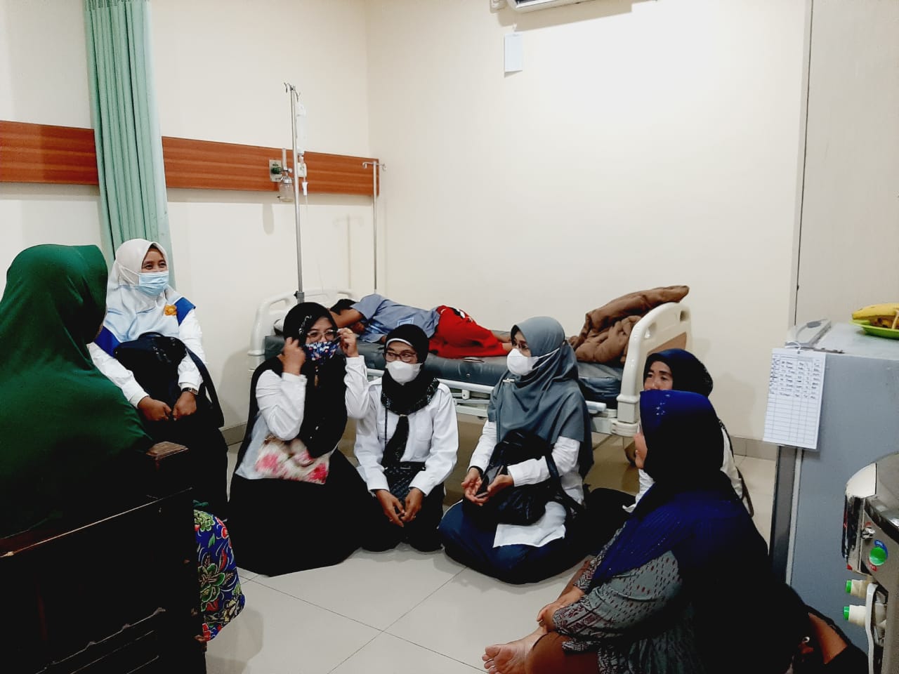 menjenguk anak rekan guru di rumah sakit tgl 06/4/2022