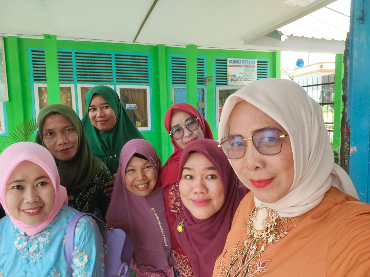 ibu-ibu Guru SMP Negeri 7 Lubuklinggau Berkebaya