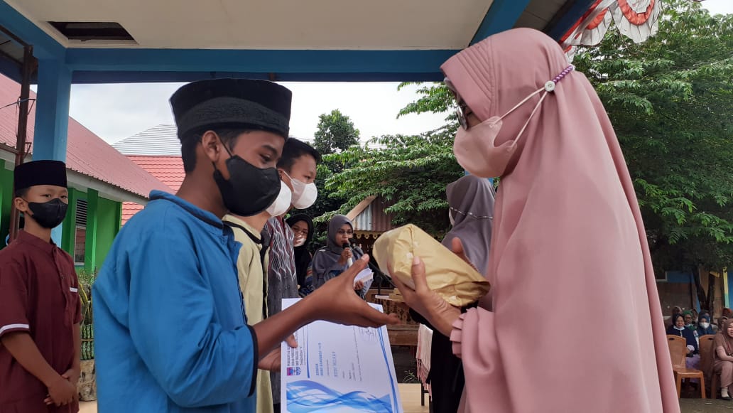 Pebagian hadiah lomba ayat pendek
