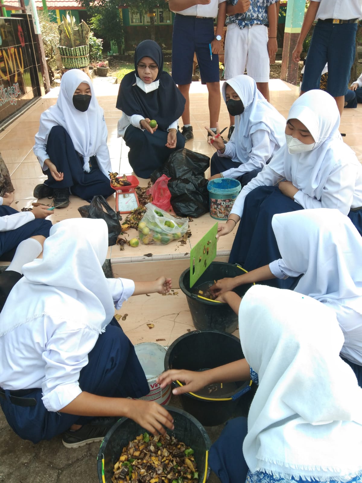 Pembuatan ecoenzim SMP Negeri 7 Lubuklinggau