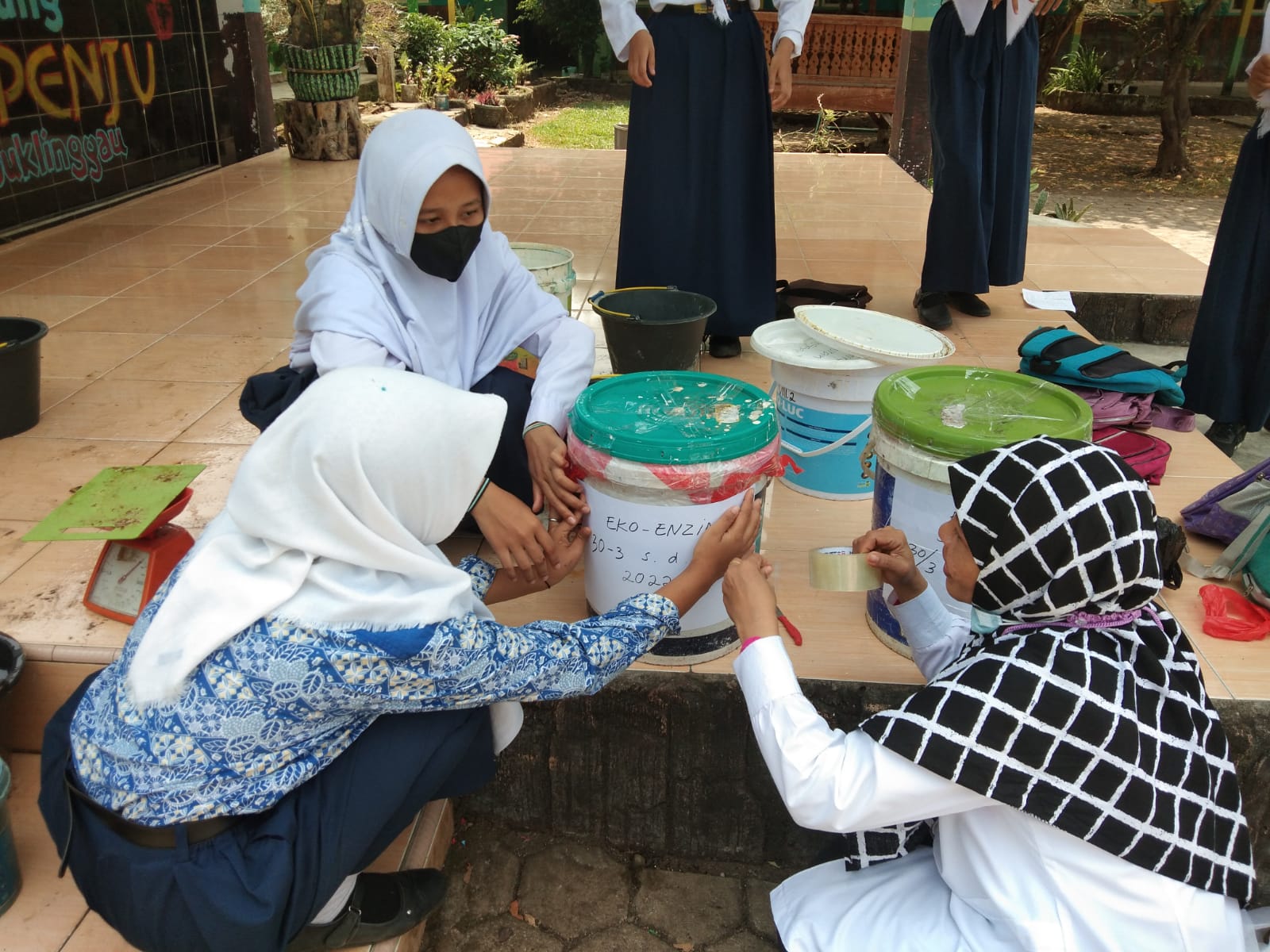 Pembuatan ecoenzim SMP Negeri 7 Lubuklinggau