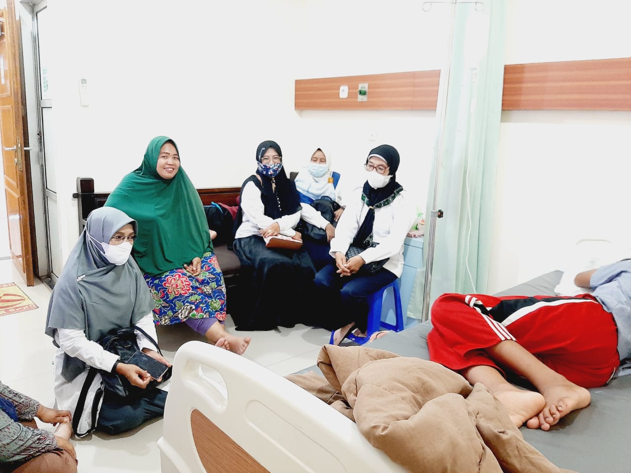 menjenguk anak rekan guru di rumah sakit tgl 06/4/2022