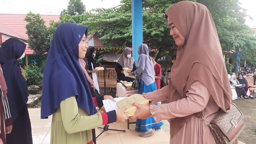 Pebagian hadiah lomba kultum