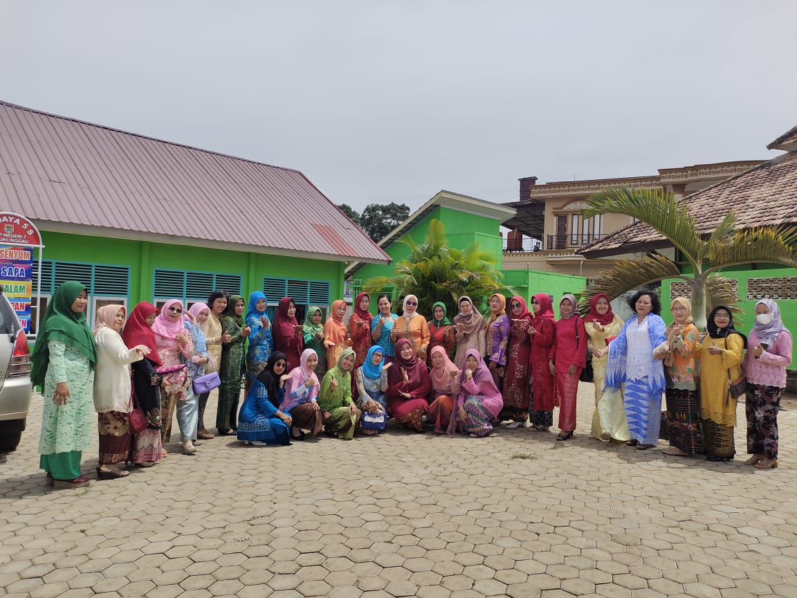 ibu-ibu Guru SMP Negeri 7 Lubuklinggau Berkebaya
