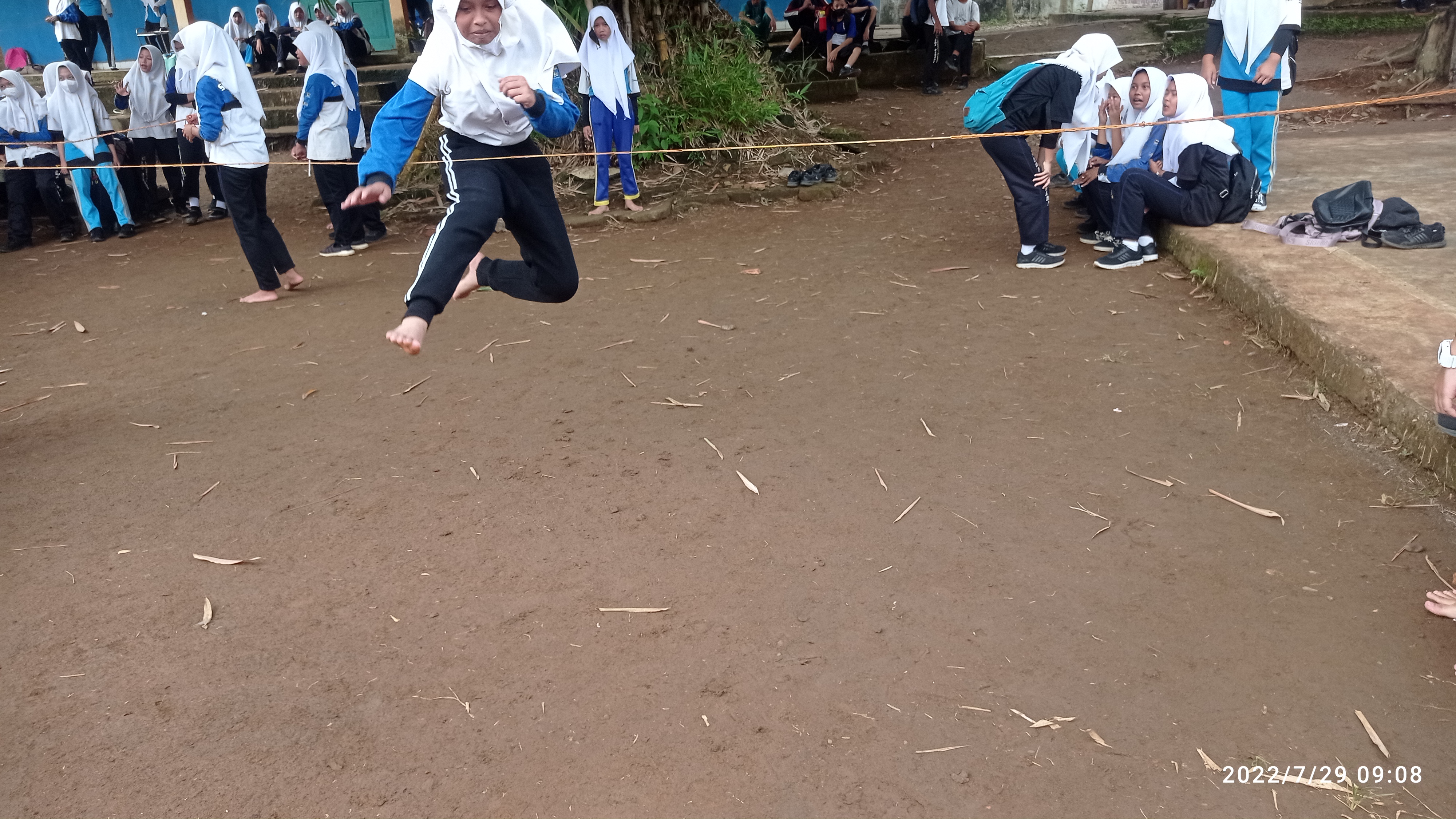 Permainan tradisional lompat karet ( yeye)