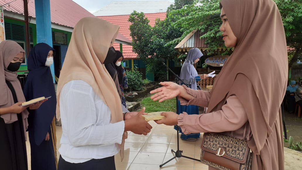 Pebagian hadiah lomba kultum