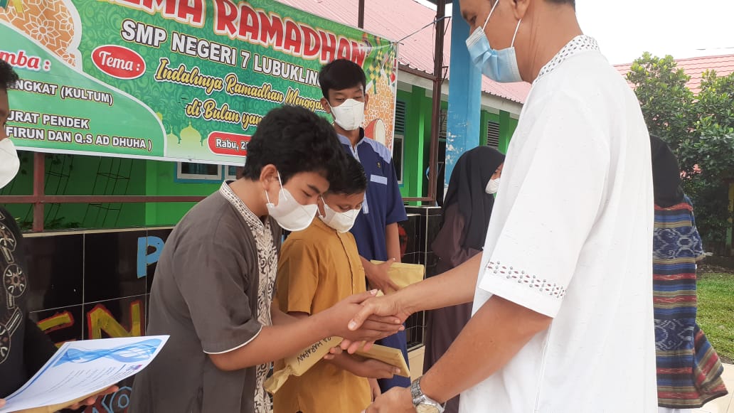 pembagian hadiah lomba azan