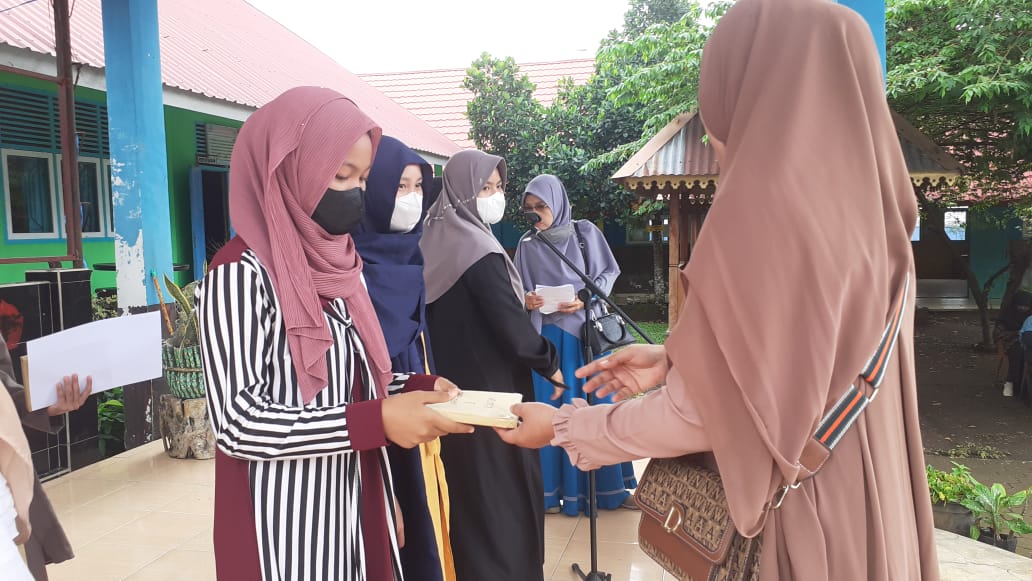 Pebagian hadiah lomba kultum