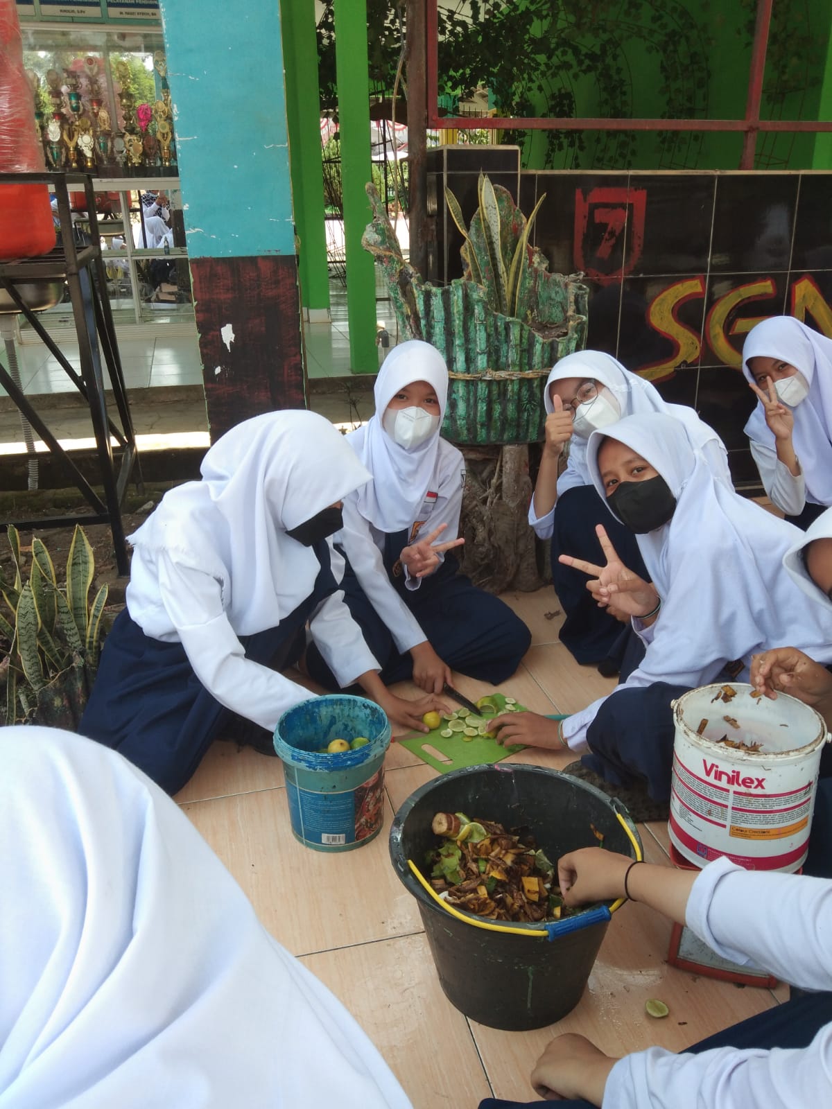 Pembuatan ecoenzim SMP Negeri 7 Lubuklinggau