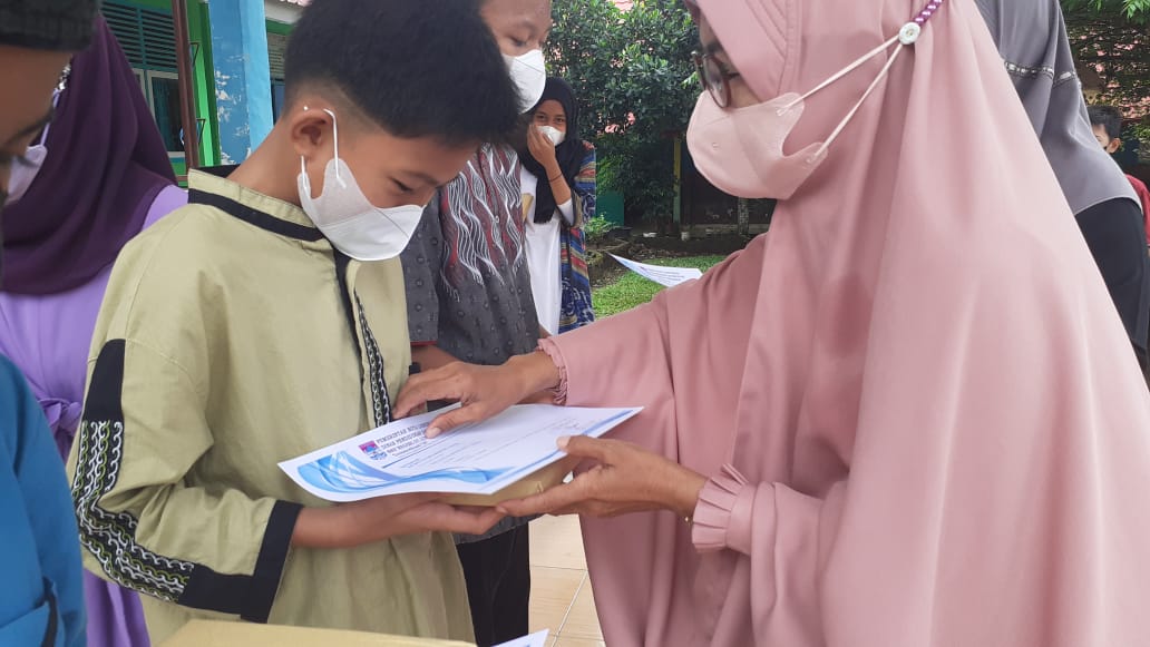 Pebagian hadiah lomba ayat pendek