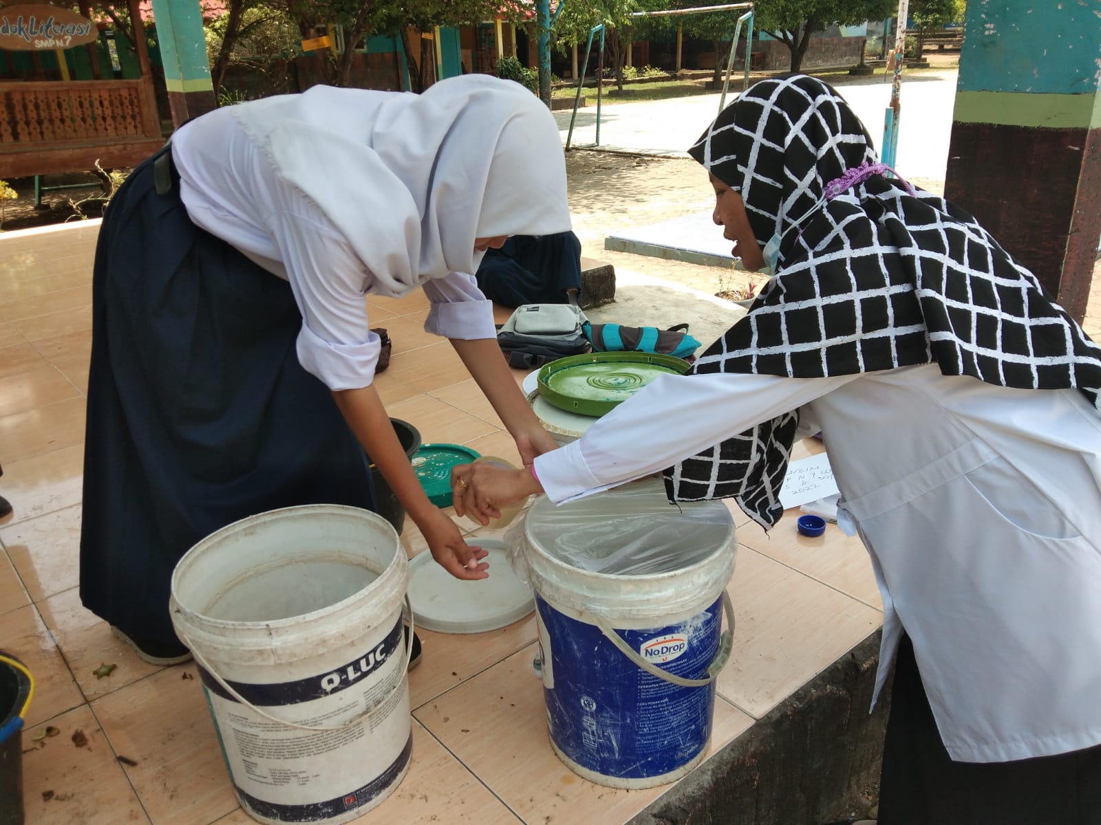 Pembuatan ecoenzim SMP Negeri 7 Lubuklinggau