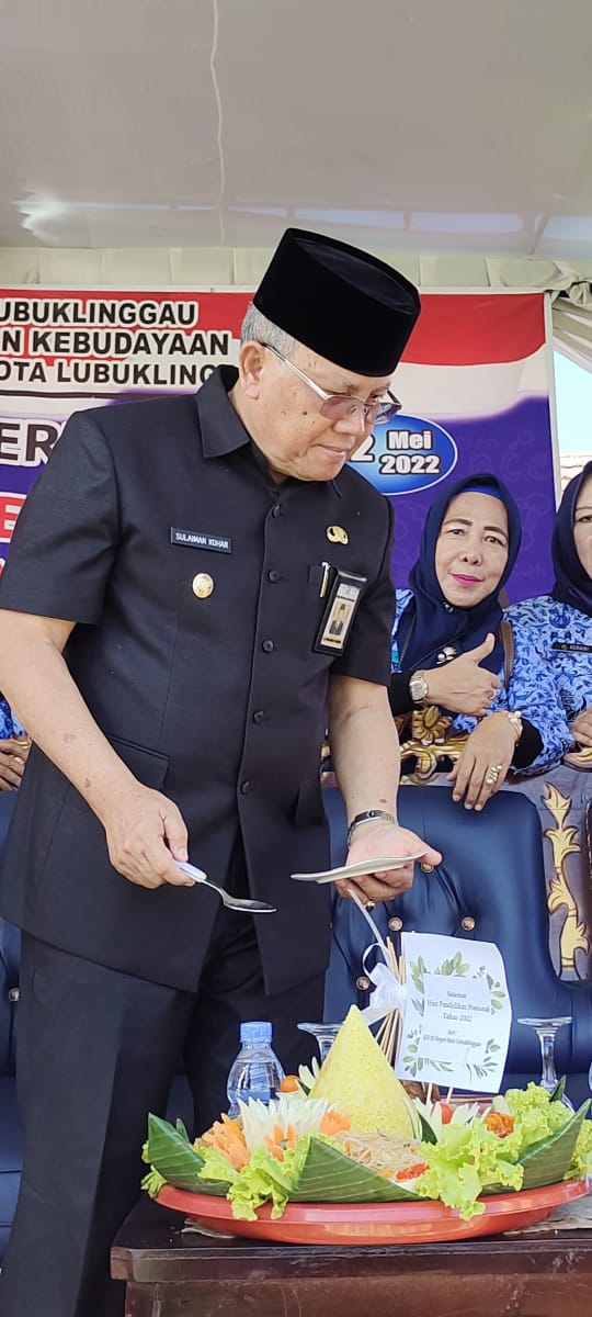 Menghadiri peringatan hari Penddk Nasional dg pembina upacara BPK wakil walikota .BPK  H Sulaiman kohar.bertempat di SMPN 2 kota llg