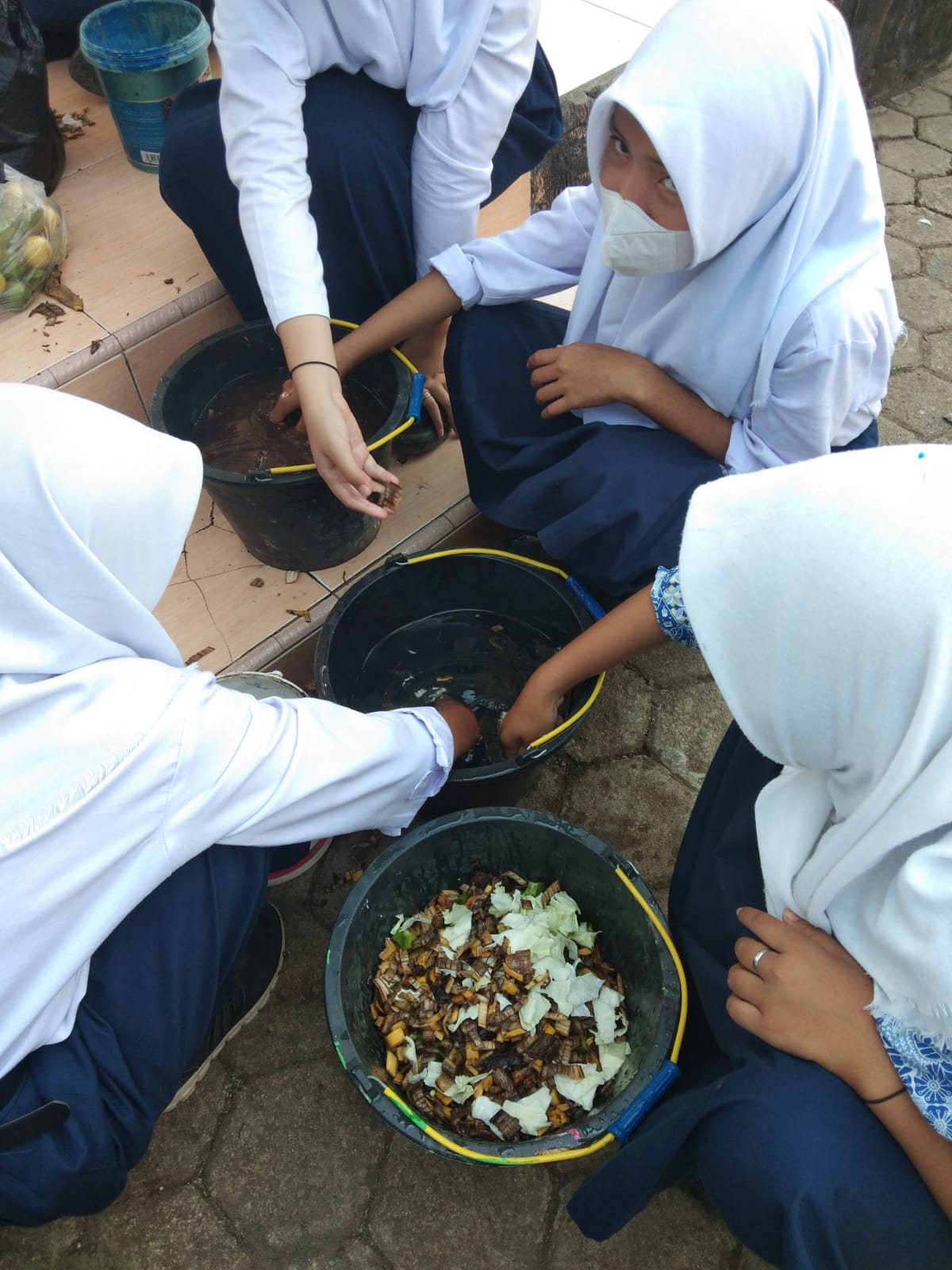 Pembuatan ecoenzim SMP Negeri 7 Lubuklinggau