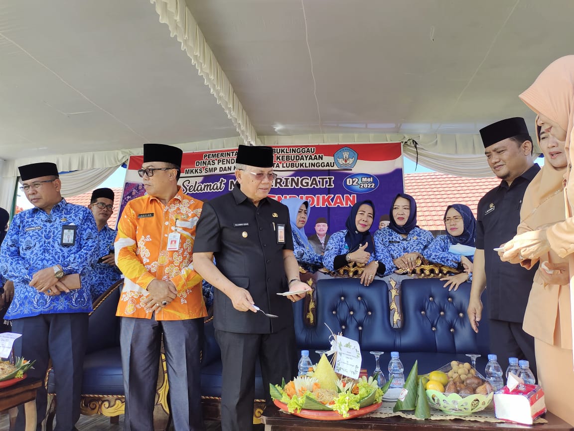 Menghadiri peringatan hari Penddk Nasional dg pembina upacara BPK wakil walikota .BPK  H Sulaiman kohar.bertempat di SMPN 2 kota llg