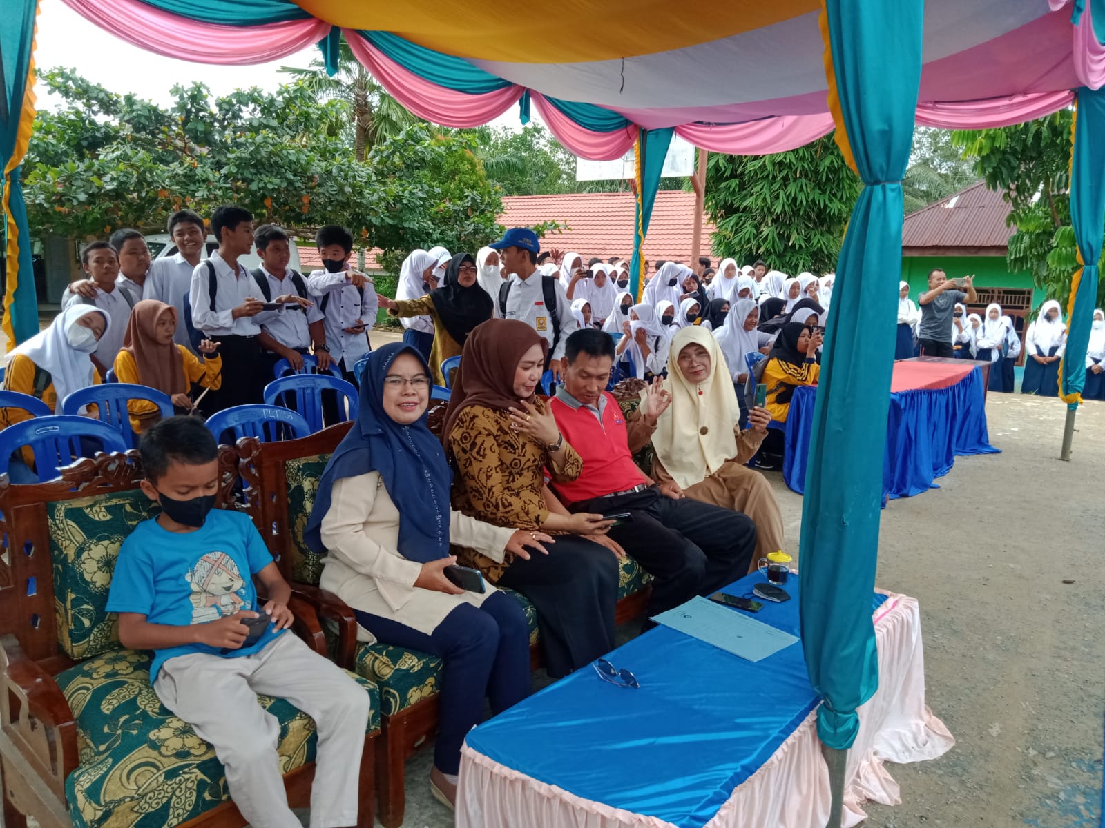 Bapak Kepala Sekolah dan Para Dewan Guru