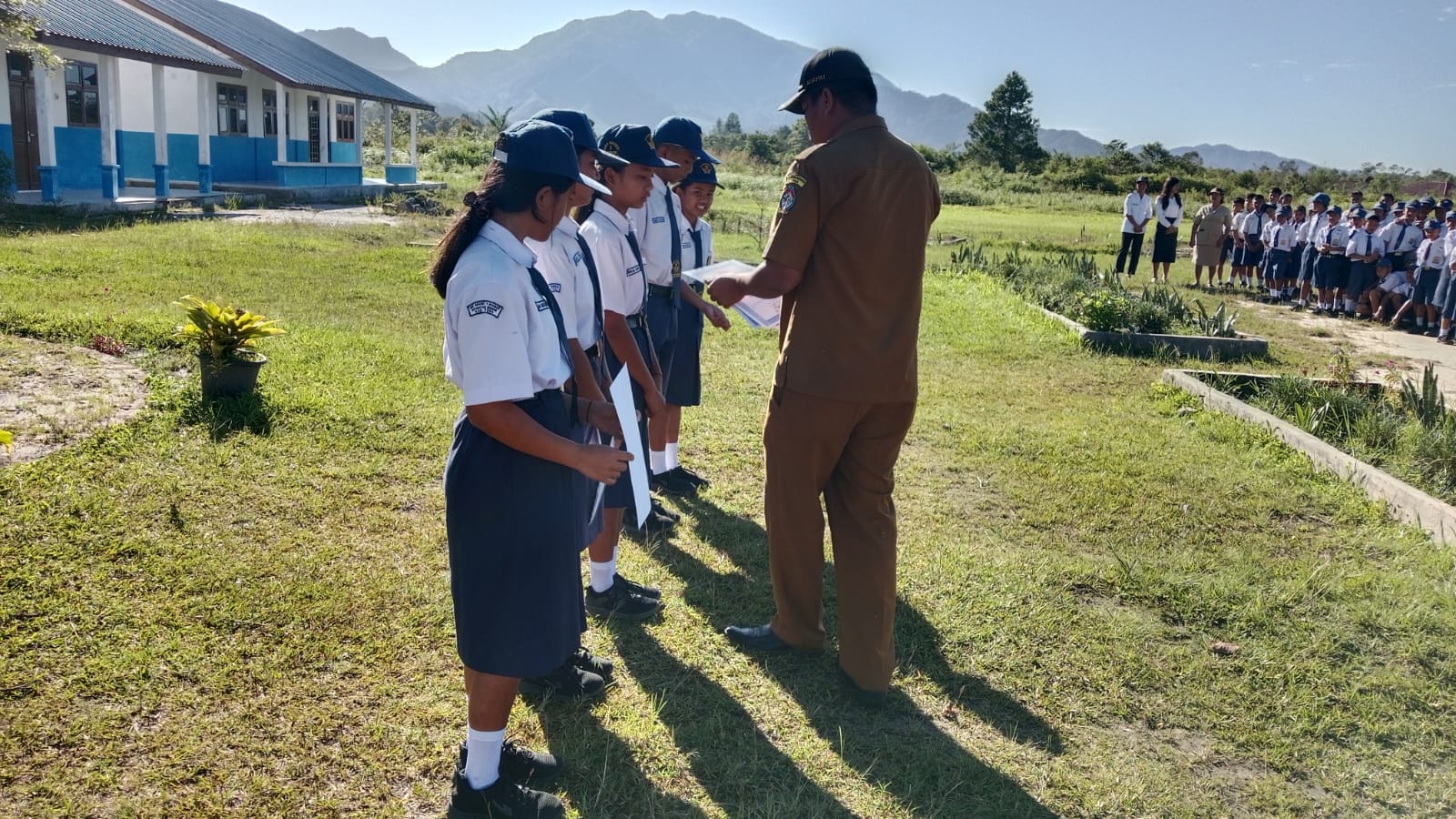 Pemberian Piagam Penghargaan Juara Try Out SMP Negeri 1 Borbor