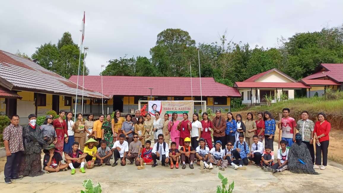 Semarak Peringatan Hari Kartini di SMPN 2 Delang: Panggung Kreativitas dan Inspirasi Siswa