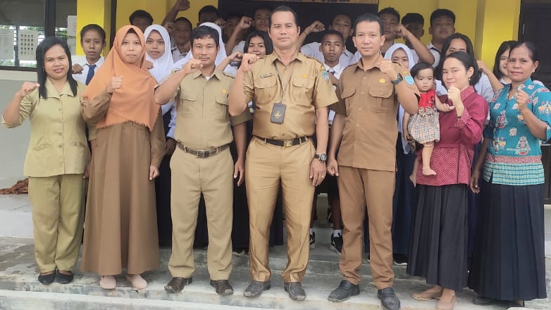 Kepala sekolah beserta guru - guru dan peserta didik kelas 9 angkatan lulus 2023/2024