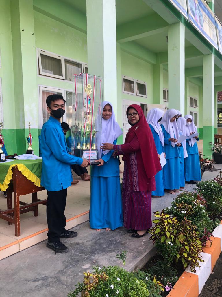 PENYERAHAN PIALA BERGILIR DAN PEMBERIAN PIAGAM