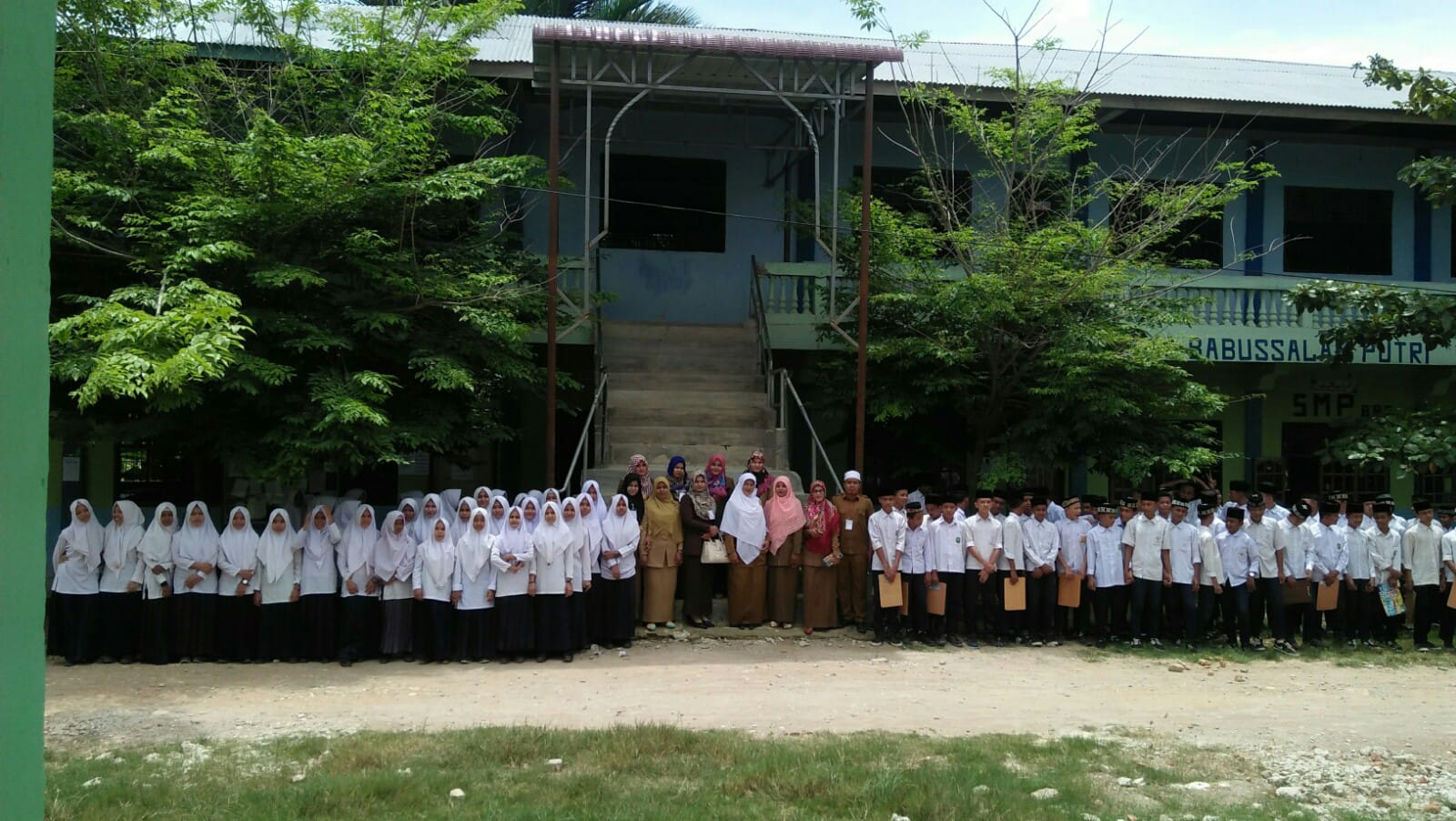 Foto Bersama Dewan Guru dan Siswa