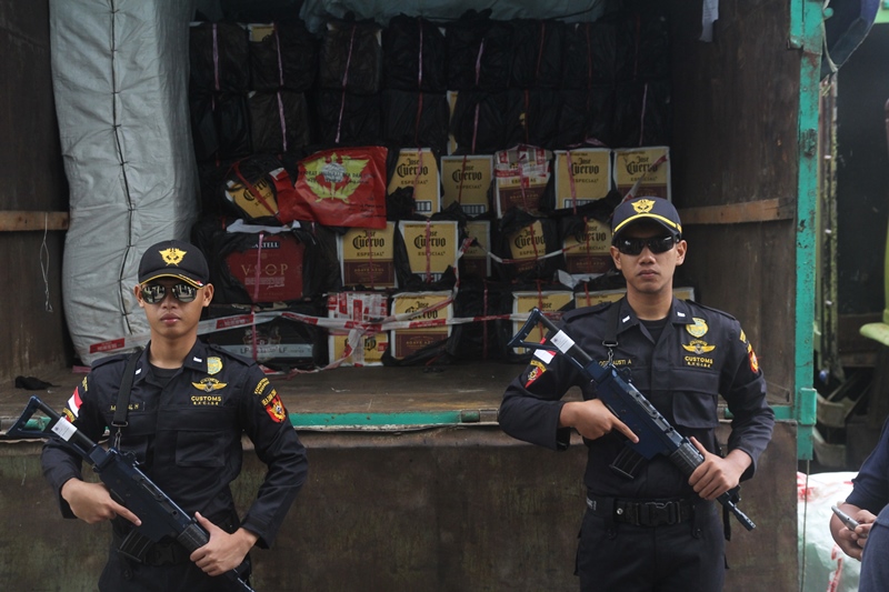 Bea Cukai dan Polisi Sita Ribuan Botol Miras Ilegal