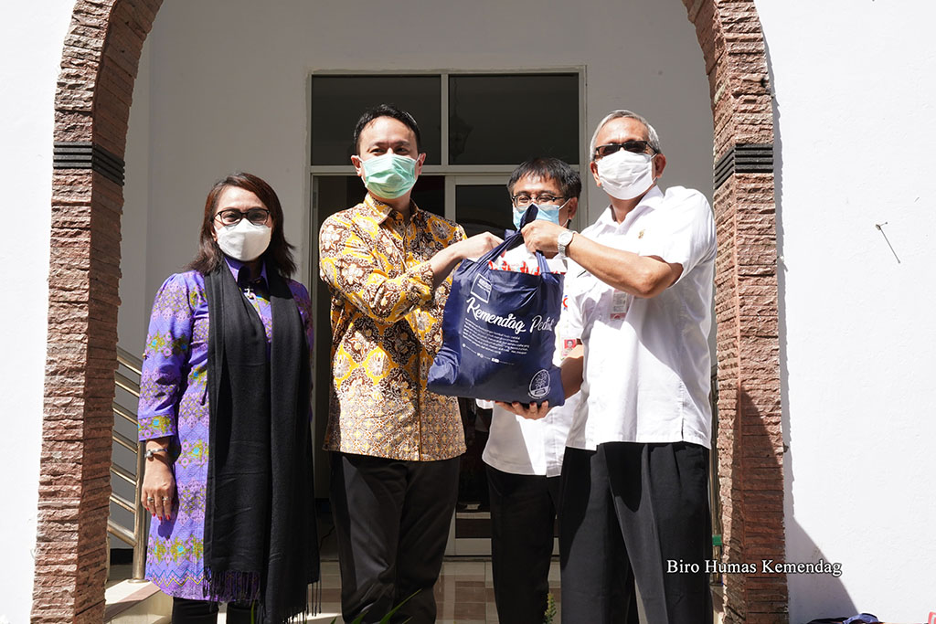 "Kemendag Peduli" Serahkan 500 Bahan Pokok Bantu Korban Banjir di Manado