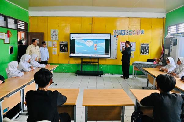 A group of people in a classroom

AI-generated content may be incorrect.