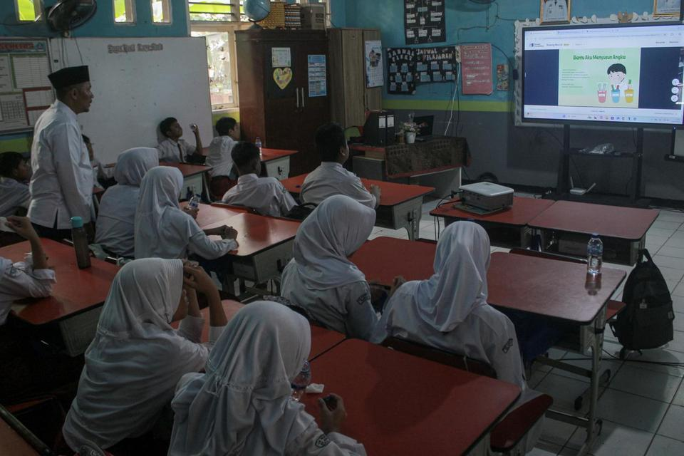 Tahun Pertama Revitalisasi dan Digitalisasi Sekolah Bak Menanam Pohon di Tanah Kering Harus Sabar Menyirami