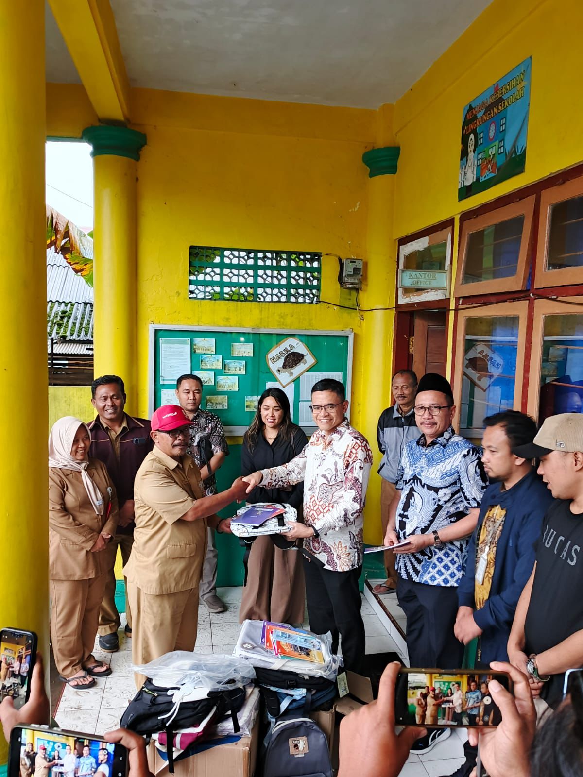 Kemendikdasmen Salurkan Bantuan Sarana Belajar dan Pendampingan Psikososial guna Rehabilitasi Erupsi Semeru