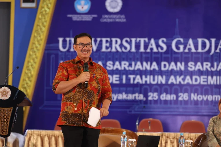 Walikota Yogyakarta Dr. dr. H. Hasto Wardoyo, Sp.OG Berbagi Pengalaman Kepada Wisudawan UGM