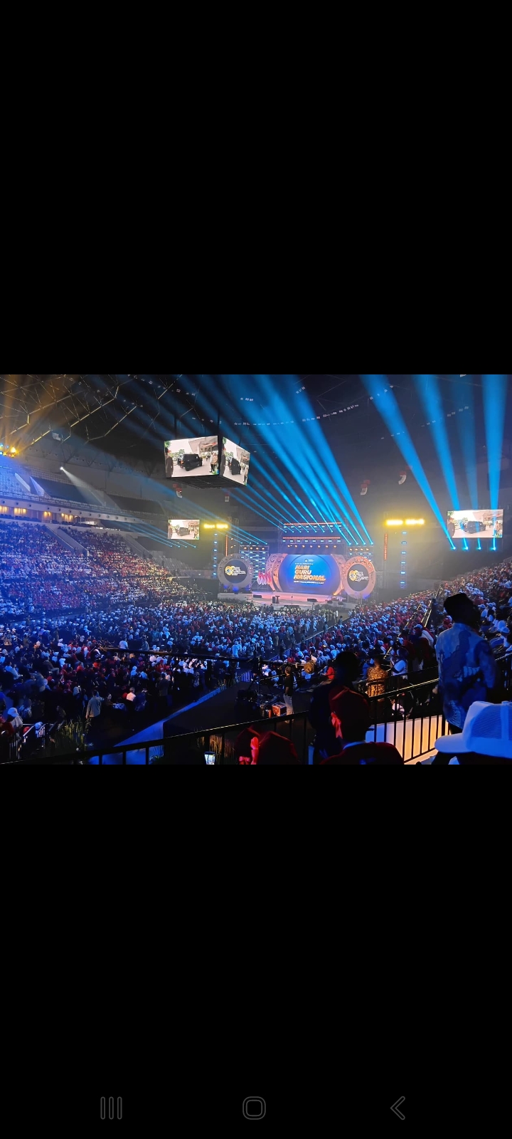 Perayaan 9000 Guru dan Senandung "Separuh Napas" di  Stadion GBK Arena