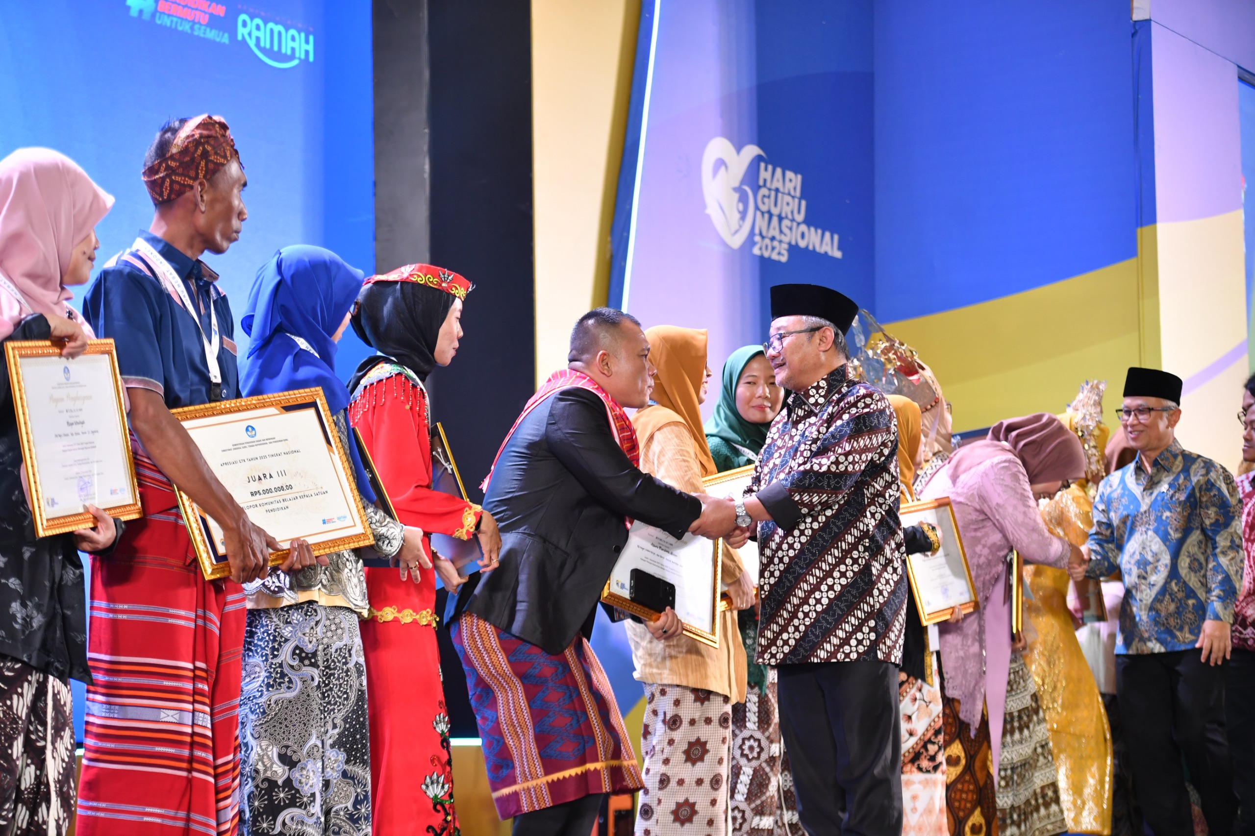 8.946 Guru dan Tenaga Kependidikan Ikuti  Apresiasi GTK 2025, Mendikdasmen Beri Semangat