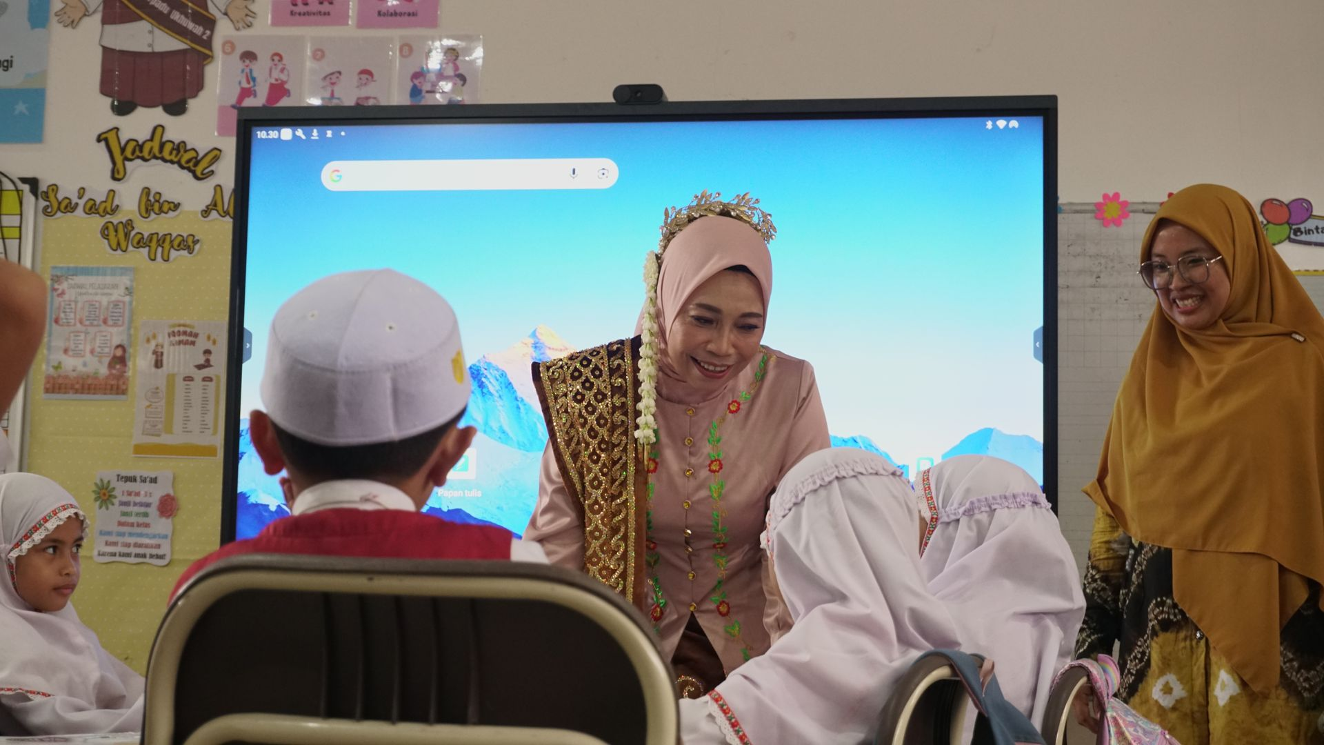 Peringati Hari Guru, Dirjen GTKPG, Nunuk Suryani Menjadi Guru Kelas 3 Sekolah Dasar