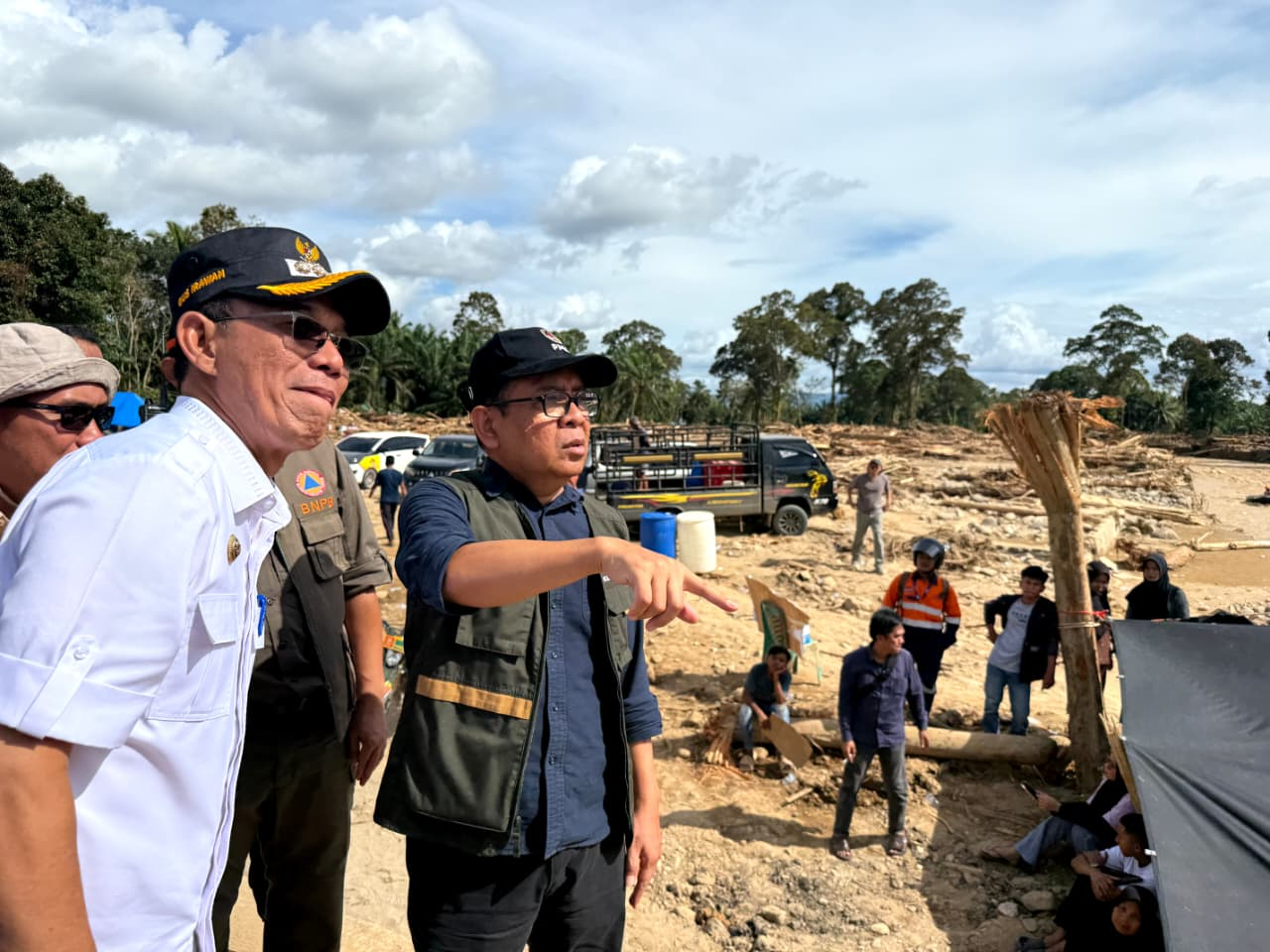 Menko PMK Tinjau dari Udara dan di Darat Bencana Banjir dan Longsor Sumatra