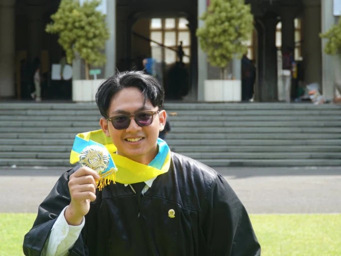 Cerita Aji, Lulus Cumlaude Sarjana Terapan UGM di Usia 20 Tahun