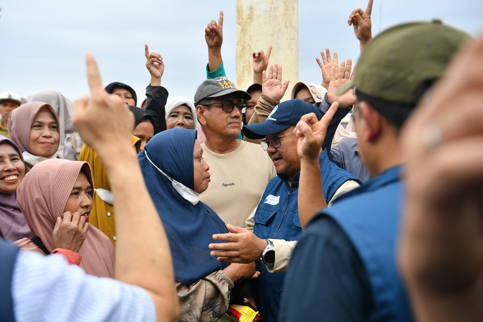 Ketika Air Mata Pak Mu’ti Tumpah Melihat Aceh Tamiang Luluh Lantak, Jalan Terjal Beri Bantuan ke Satuan Pendidikan di Tengah Hutan Sawit