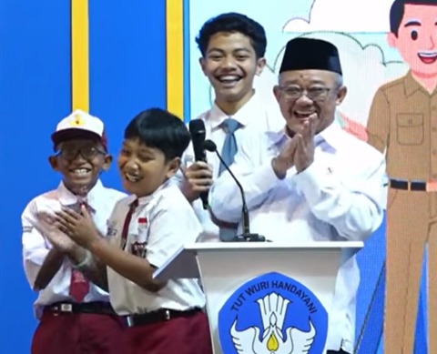 Spontanitas Terbaik! Siswa SD-SMA Buat Pak Mendikdasmen dan Ibu Menteri PPPA Tertawa Lepas di Panggung Bootcamp Anak Indonesia Hebat
