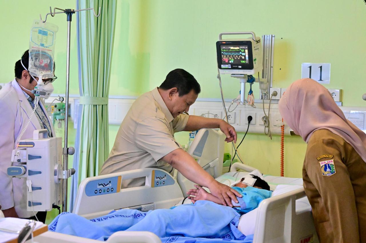 Presiden Prabowo Jenguk Siswa dan Guru SDN 01 Kalibaru, Pastikan Penanganan Medis Terbaik