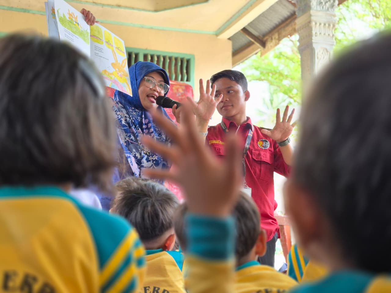 Lewat Buku dan Dongeng, Kemendikdasmen Dampingi Pemulihan Trauma Anak-Anak Terdampak Banjir