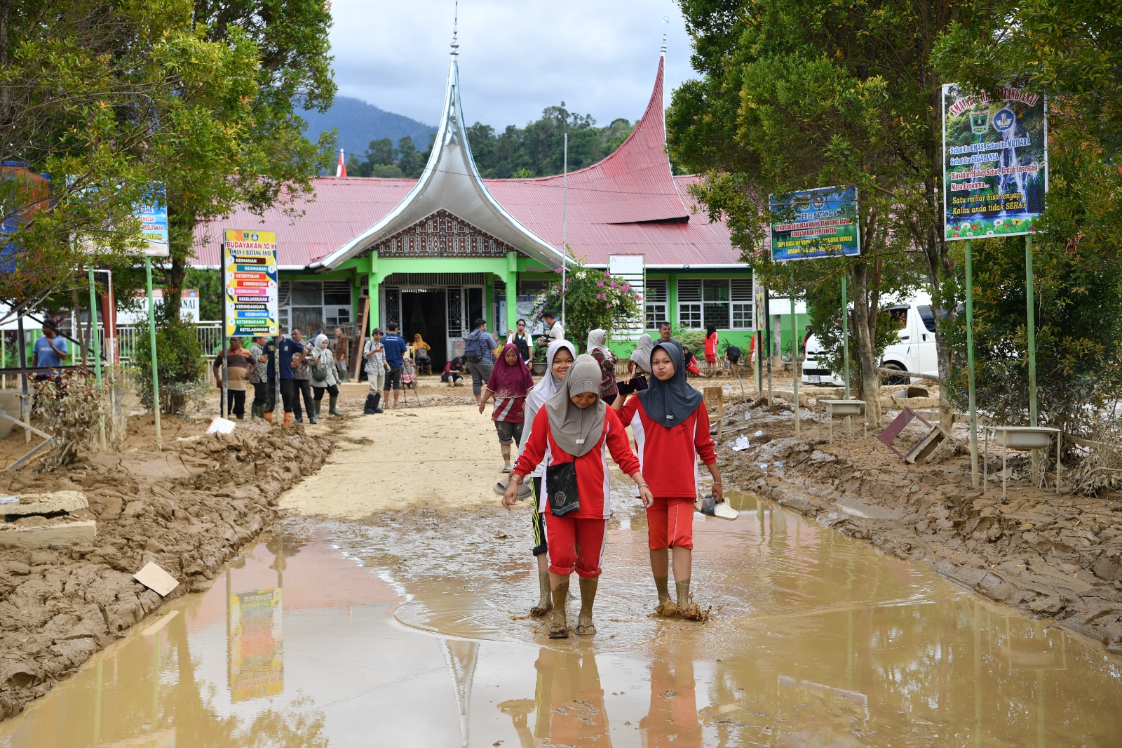 Pemerintah Pastikan Anggaran Darurat, Layanan Dukcapil, dan Hunian Tetap Berjalan di Daerah Terdampak Bencana