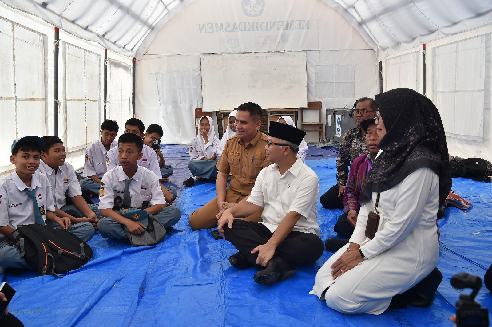 Wamendikdasmen Tandai Hari Pertama Masuk Sekolah di Padang Pascabencana Banjir