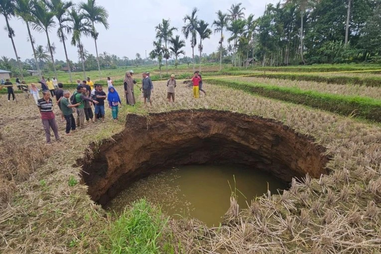 Sinkhole Muncul di Sumbar, Pakar Geologi UGM Sebut Dampak dari Siklon Senyar