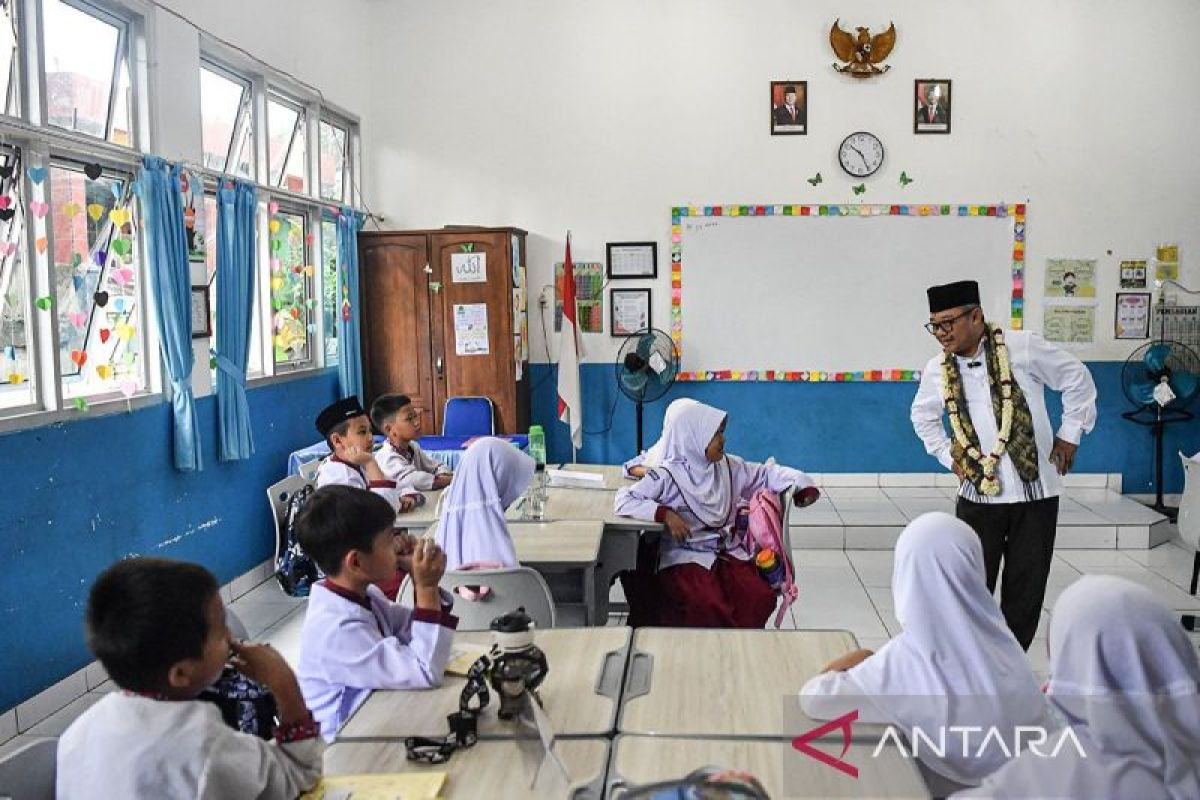 Mendikdasmen Abdul Mu’ti Perkuat Fondasi Karakter di Bumi Sebiduk Sehaluan Kabupaten OKU Timur
