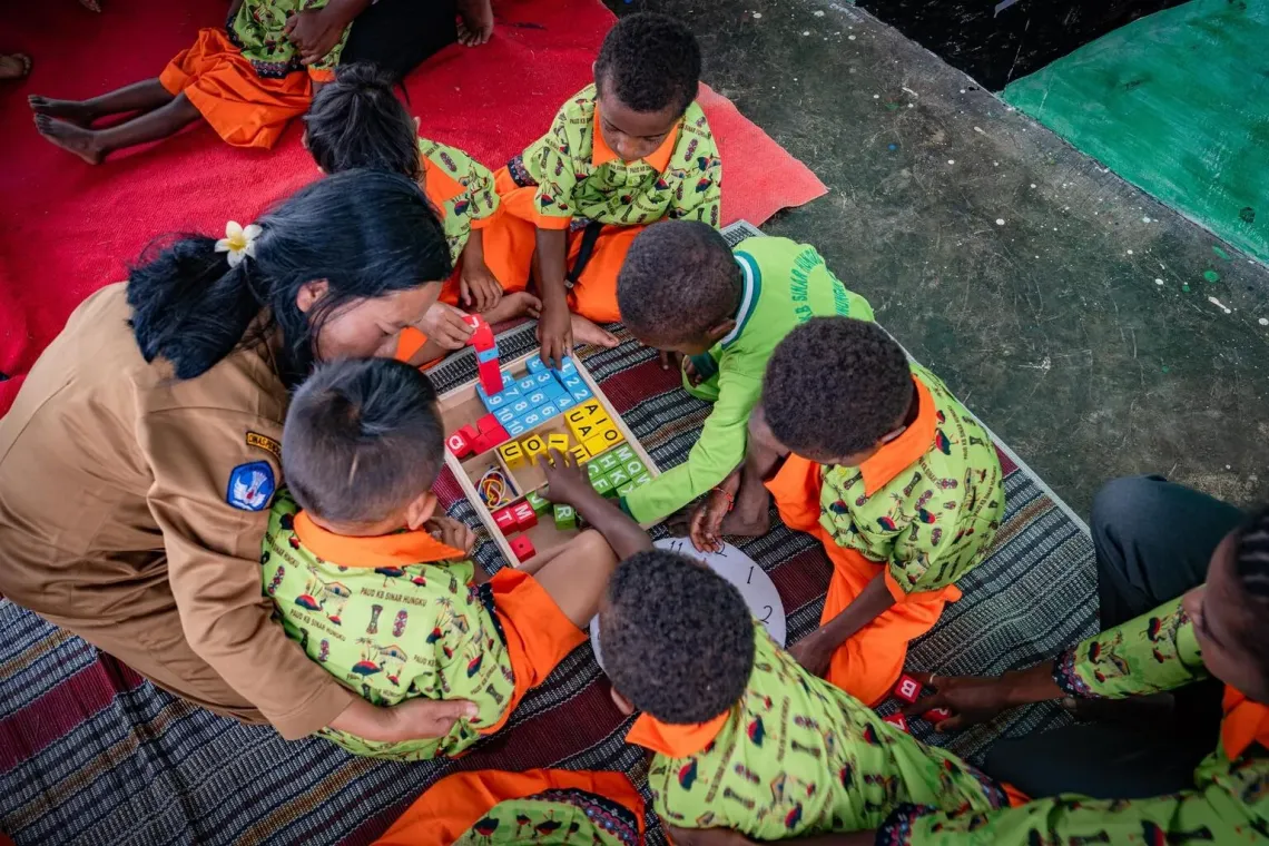 Memetik Harapan di Ketinggian Arfak: Saat "Mama" Belajar Menjadi Guru