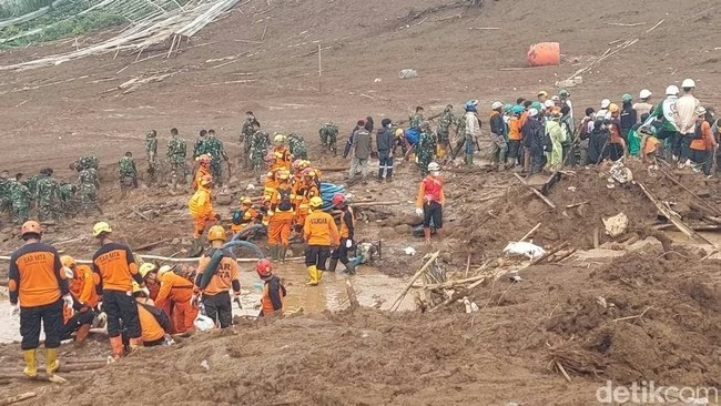 Tragedi Longsor Cisarua: 4 Anggota Marinir Gugur, 19 Lainnya Luka-Luka