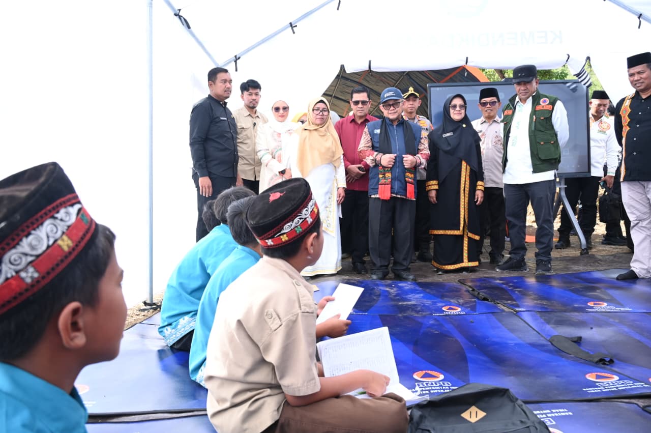 Ketika Mendikdasmen Mengajar Siswa Dari Ruang Kelas Darurat Bencana di Takengon